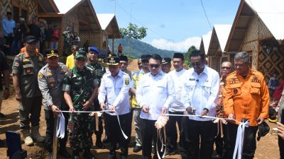 BUPATI SUKABUMI DAMPINGI PENASIHAT KHUSUS PRESIDEN RESMIKAN HUNTAP ADAPTIF BENCANA